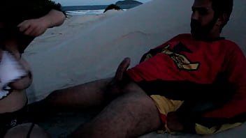 Preview 3 of Chloe Des - Ganhei um boquete ao anoitecer na beira da praia e as pessoas passando