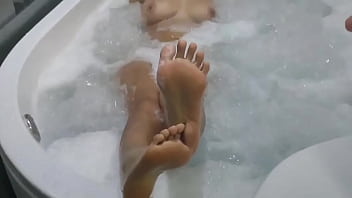 Preview 1 of Www Mang Kanor Com - Madam honey jugando en el jacuzzi