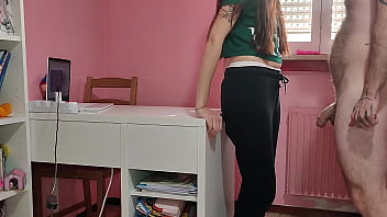 Preview 1 of Sofia Gomez - la mia giovane amichetta &egrave_ a casa da sola e si fa sbattere sulla scrivania
