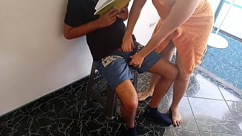 Preview 1 of Hd Sex220 - Madrastra cachonda se come toda la polla de su hijastro mientras su marido no esta en casa,  ella aprovecha para darle una rica leccion