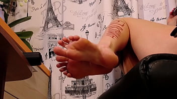 Preview 1 of Fukng Video - Sexy bitch caresses her legs for you!