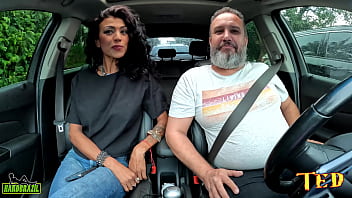 Preview 1 of Xxx Zaz 68 Com - Essa mineira depois de 20 anos volta para o Brasil e entra na carona aprontando com as GPs na Av Indian&oacute_polis - Manuela Pimenta