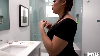 Preview 2 of Violaciones - 1mylf.com - Danny Steele can&#039_t help stepmom Carmela Clutch&#039_s bangin&#039_ body