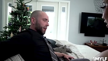 Preview 1 of Violaciones - 1mylf.com - Danny Steele can&#039_t help stepmom Carmela Clutch&#039_s bangin&#039_ body