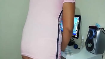 Preview 1 of Artfully Beegwwwss - encuentro a mi madrastra en mi cuarto masturb&aacute_ndose me pide que si la puedo ayudar cogiendola que buen culo tiene