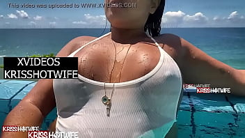 Preview 3 of Bhabi Sexy - Kriss Hotwife De Mai&ocirc_ Branco Transparente Na Piscina Do Hotel Lotada