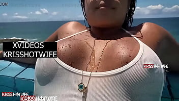 Preview 4 of Bhabi Sexy - Kriss Hotwife De Mai&ocirc_ Branco Transparente Na Piscina Do Hotel Lotada