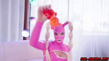 Preview 3 of Swinger Klub - Evil-Angels.net - Latex babe Scarlet Chase stuffs her ass with a variety of lollipops and gum bears and then puts it back in her mouth before mounting a fuck machine!