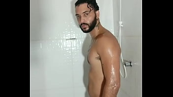 Preview 2 of Taching Bus - Magrelo peludo tomando um banho