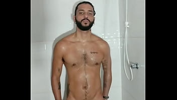 Preview 3 of Taching Bus - Magrelo peludo tomando um banho
