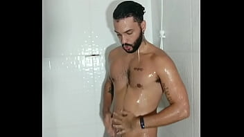 Preview 1 of Taching Bus - Magrelo peludo tomando um banho