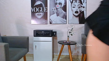 Preview 3 of Desi Girl Massage Parlour - Essa Empregada &eacute_ muito gostosa e ela mostra a bucetinha