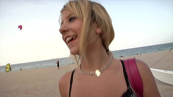 Preview 1 of Girls Porn In Ice Cream Car - Tessa Taylor aime avoir sa chatte &eacute_tir&eacute_e par une grosse bite