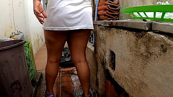 Preview 2 of Nelo And Frozen Exxxxxxx - Mendiga mostra os peito em troca de latinhas