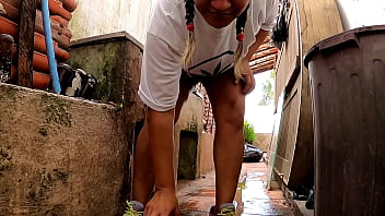 Preview 3 of Nelo And Frozen Exxxxxxx - Mendiga mostra os peito em troca de latinhas