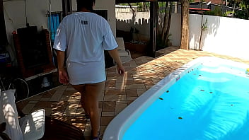 Preview 4 of Nelo And Frozen Exxxxxxx - Mendiga mostra os peito em troca de latinhas