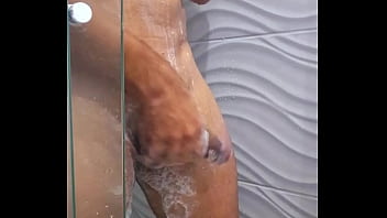Preview 1 of Brrzzir Xxx Bf Video - Novinho cheio de tes&atilde_o,   gozando gostoso no banho
