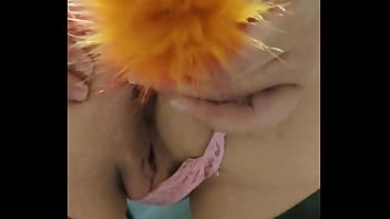 Preview 2 of Oily Mat - Novinha colocando plug de rabinho colorido no cuzinho ( young girl putting colored plug in her ass )