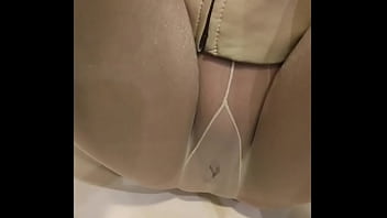 Preview 1 of Moti Girls Bpxx - Esposa infiel meando en sus pantimedias