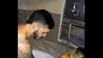Preview 4 of Family Real Sex Incest - follando duro en el Jacuzzi con mi mejor amiga,  esta morena es una delicia