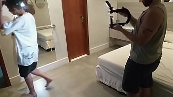 Preview 3 of Mum S Girls S Video D Xxx Hd - Bastidores da grava&ccedil_&atilde_o da lesbica safada com os machos no motel ganhando muita pica e leite