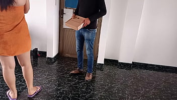 Preview 1 of Pakistani Dick Milf - Accidentalmente me follo al repartidor cuando mi marido no esta en casa: el me dice que le pague pero como no tengo dinero le doy una buena mamada