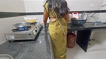 Preview 1 of Ofiya Xxxx - सब्जी तो बनाने दो मुझे इतनी ही क्या चोदने की जल्दी हैं