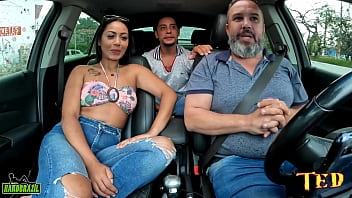 Preview 1 of Downe Blouse - O casal zona sul encontra o carro da carona e se oferece entrar e aprontam muito - Soraya Castro - Cruz Fox