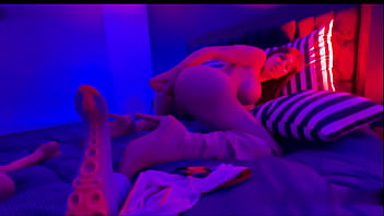 Preview 4 of Amateur Vibr - D&aacute_ndome placer con un enorme juguete GIA ITZEL