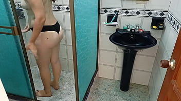 Preview 1 of Mertuangentot Adek Ipar - Espio en el Ba&ntilde_o: mientras ella se ba&ntilde_a yo me masturbo sin que me pueda ver hasta que me descubre y tengo que follar su lindo culo virgen