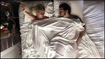 Preview 1 of Sex While Urinating - Mistress domina esposa a la cama a sumiso y se lo folla duro Parte 1