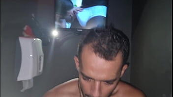 Preview 2 of But Lll - Fodendo o safado no banheiro da balada junto com outro put&atilde_o - FULL RED