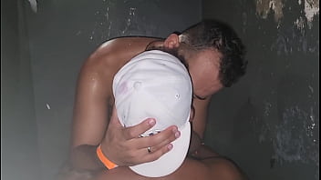 Preview 1 of But Lll - Fodendo o safado no banheiro da balada junto com outro put&atilde_o - FULL RED