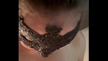 Preview 2 of Sleep Dutch Threesome - CARNAVAL,  marido cuckold assiste pela fresta vagabunda meter com outro. Completo no RED