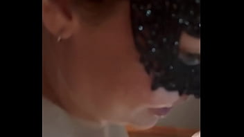 Preview 3 of Sleep Dutch Threesome - CARNAVAL,  marido cuckold assiste pela fresta vagabunda meter com outro. Completo no RED