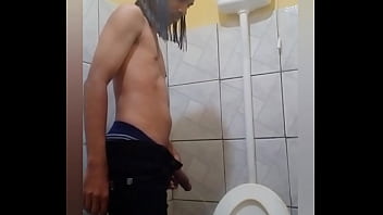 Preview 3 of Escourt - Garoto gay mijando