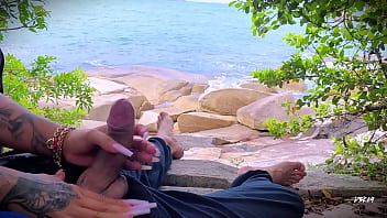 Preview 2 of 18 Year Girl Gujrati Sex - Punheta ejacula&ccedil_&atilde_o surpresa na Praia