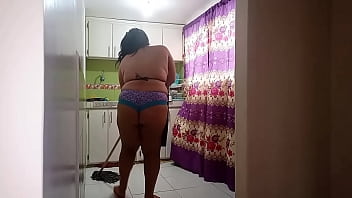 Preview 4 of Cuck Subby Hubby - El hijastro se folla el culo grande de la madrastra en la cocina despu&eacute_s de una buena mamada