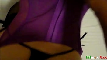 Preview 3 of Bi Bdsm Mmf Dom - Macho alfa dando masajes con aceite y le mete dildos el culo a su milf y luego se la coge &quot_por el culo&quot_