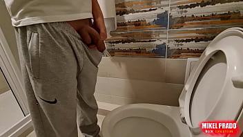 Preview 2 of Xnxx Tapsi Pnnu Sex - Guy films him peeing in the toilet
