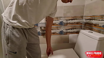 Preview 1 of Xnxx Tapsi Pnnu Sex - Guy films him peeing in the toilet