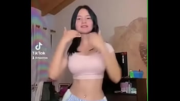 Preview 2 of Jilat Pepek Perempuan Cantik - Noeroa bailando