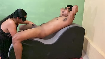 Preview 1 of Bangla New - Le doy una mamada a mi vecino por ayudarme con el internet |Submissiveadventures