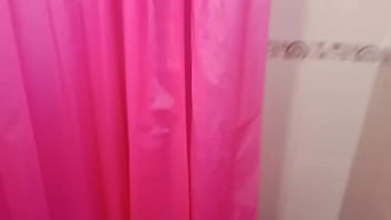 Preview 1 of I Babes - Espi&oacute_ y grabo a mi Madrastra mientras ella se esta ba&ntilde_ando me descubre cuando me estoy masturbando y logro convencerla para follarla como toda una puta que rico Culona y Tetona