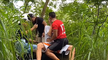 Preview 1 of Bokp Leah Jaye - LEVEI TRES AMIGOS PARA CONHECER AS TRILHAS DE SEXO
