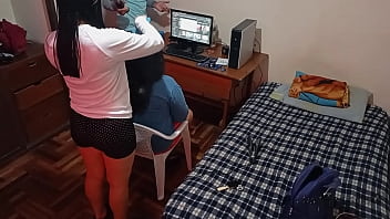 Preview 1 of Neilla Felina - Mi esposa cornuda: llega la amiga de mi esposa y mientras le arreglan el cabello yo la follo por detras sin que ella sepa ,  su amiga estaba muy caliente