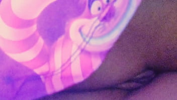 Preview 1 of Mom Sex With Watchman - Embaixo da saia... Isso sim,  &eacute_ um fio dental ! Sendo engolido
