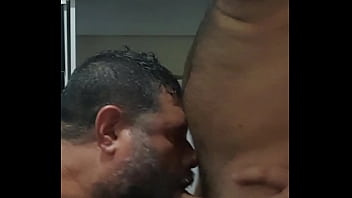 Preview 1 of Bi Plumber - boquete feito na cozinha do Machado casado depois que a mulher saiu