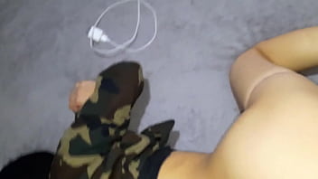Preview 4 of Straight Freaking Me - İş par&ccedil_acığını &ccedil_alıştırıyorum ve ıslak,  iştah a&ccedil_ıcı bir bakire bayan olarak yatağında yatarken onu sikiyorum