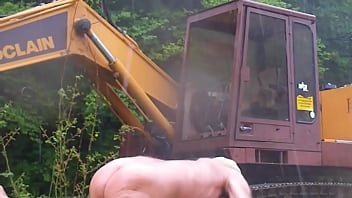 Preview 3 of Pakistani Caxx - branle hard sous l&#039_averse de gr&ecirc_le pr&egrave_s d&#039_un engins de chantier